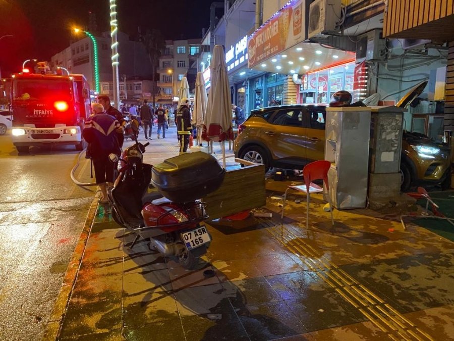 82 Yaşındaki Sürücü Ortalığı Savaş Alanına Çevirdi: 3 Yaralı