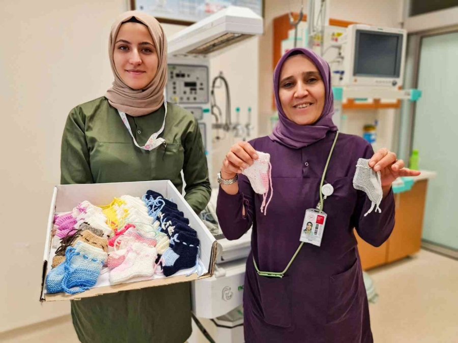 Hastaneye Örüp Gönderdiği Bebek Patikleri Sağlık Çalışanlarını Duygulandırdı