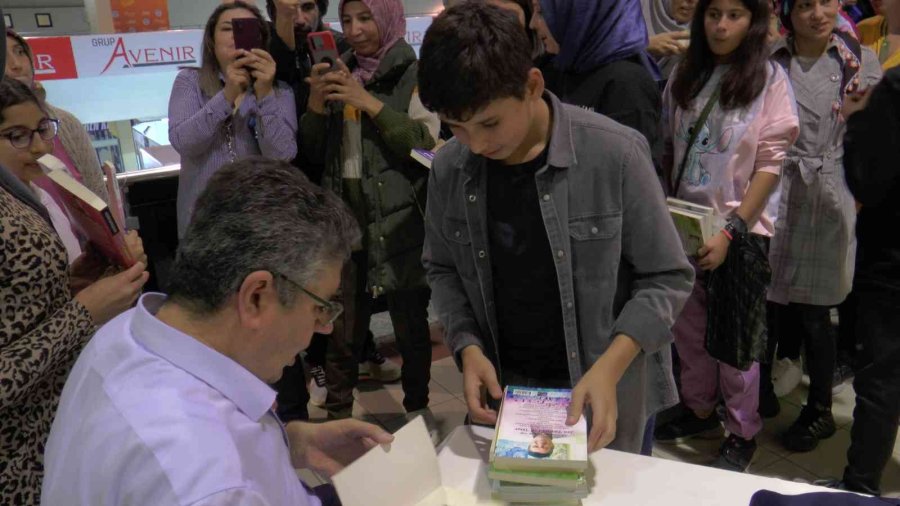 Alişan Kapaklıkaya Okurlarıyla Buluştu