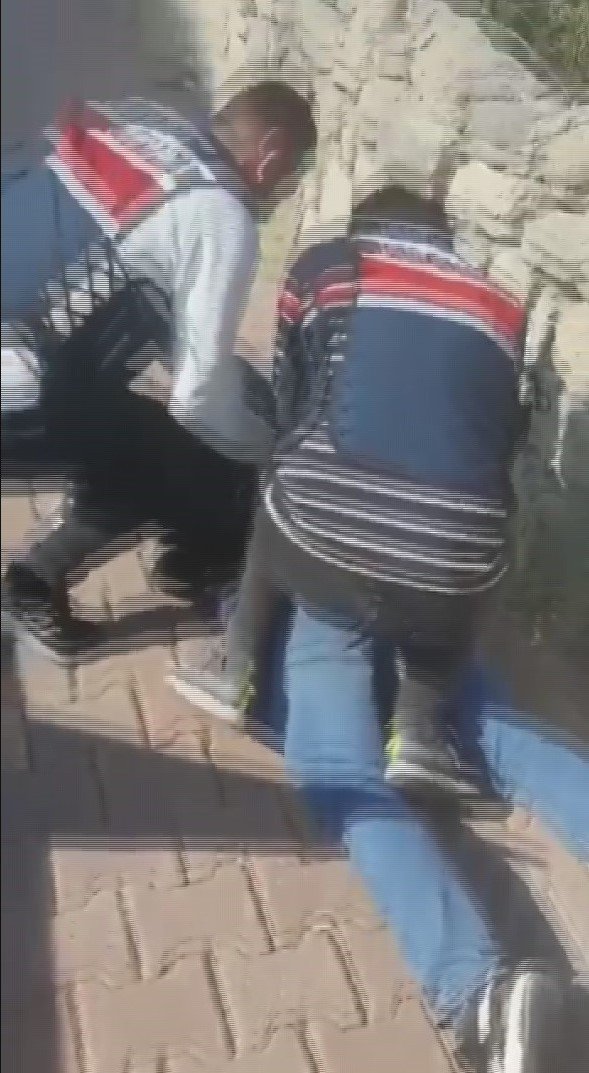 Belinde Poşetle Uyuşturucu Taşıyan Zehir Taciri Jandarmadan Kaçamadı