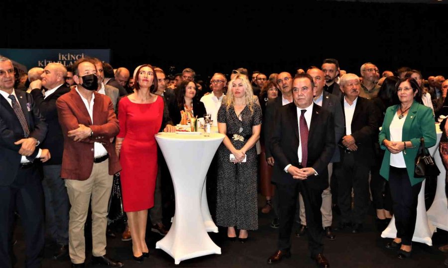 Başkan Böcek, Hasta Yatağında Yaşadığı Siyasi İhanetin Kitabını Yazdı