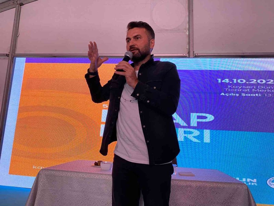 Kayseri Kitap Fuarı’nda Yazar Abdurrahman Uzun’a Yoğun İlgi