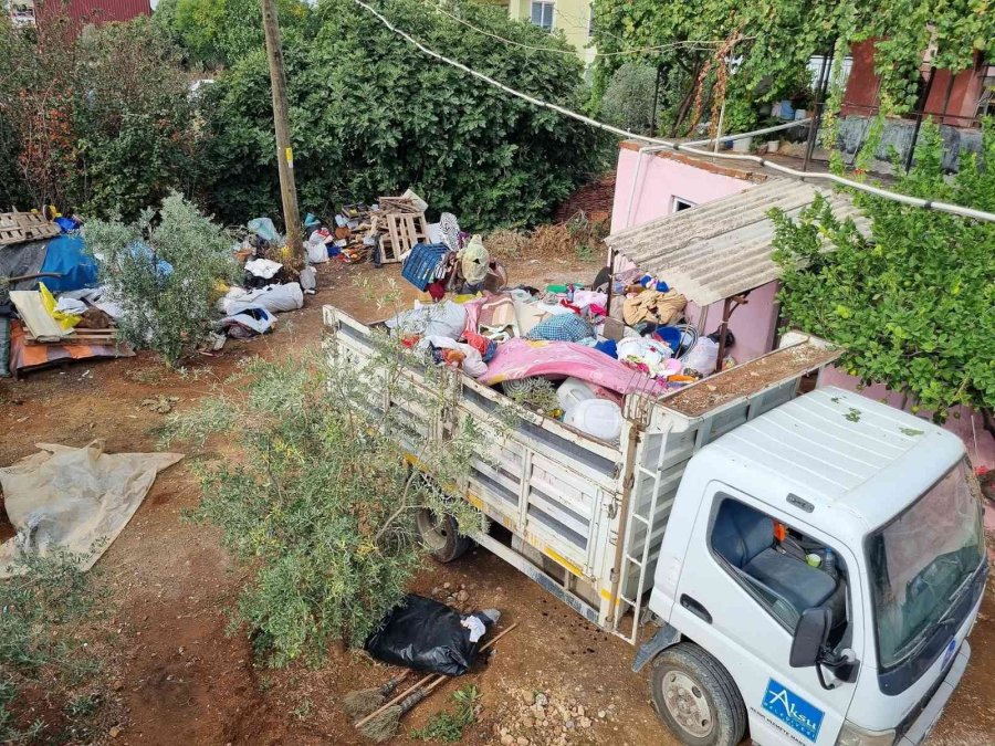 Antalya’da Çöp Evden İki Kamyon Atık Çıktı