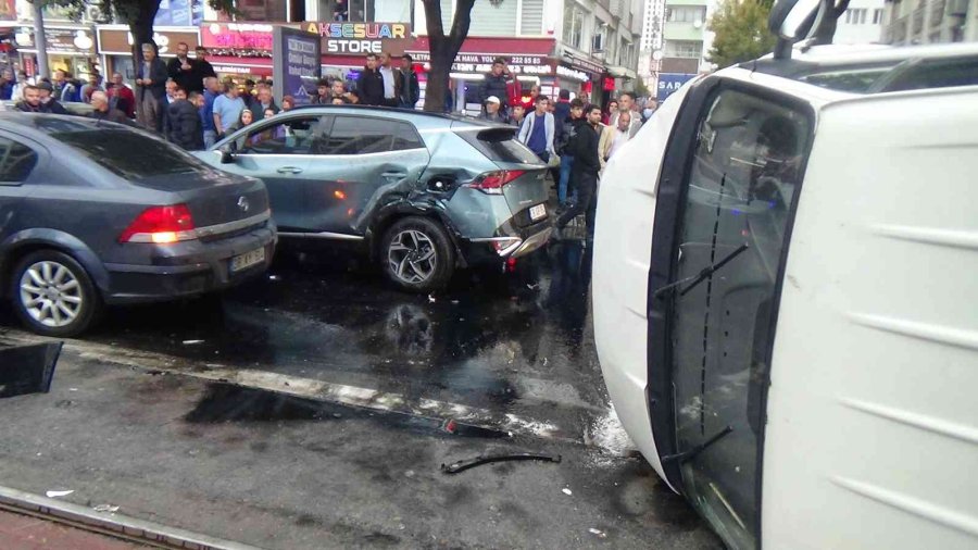 Devrilen Minibüsten Burunları Kanamadan Çıktılar