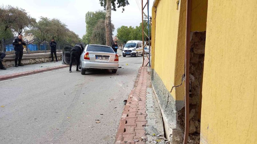 Evine Giden Yaşlı Kadını Kontrolden Çıkan Otomobil Ezdi