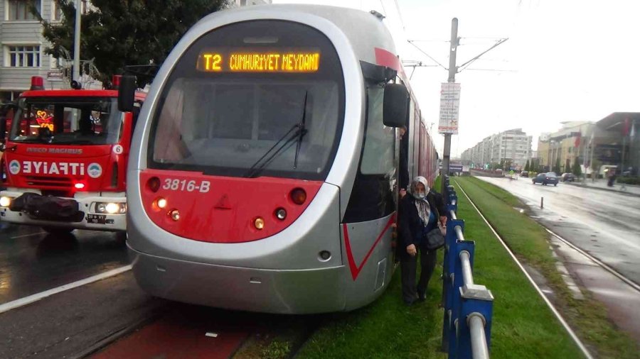 Devrilen Minibüsten Burunları Kanamadan Çıktılar