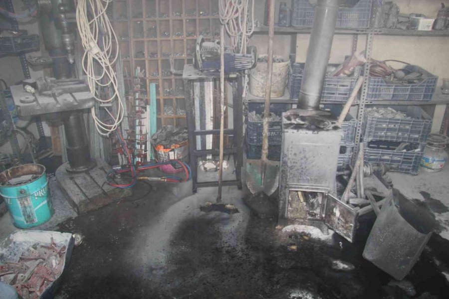 Atölyede Çıkan Yangında 1 Kişi Yaralandı
