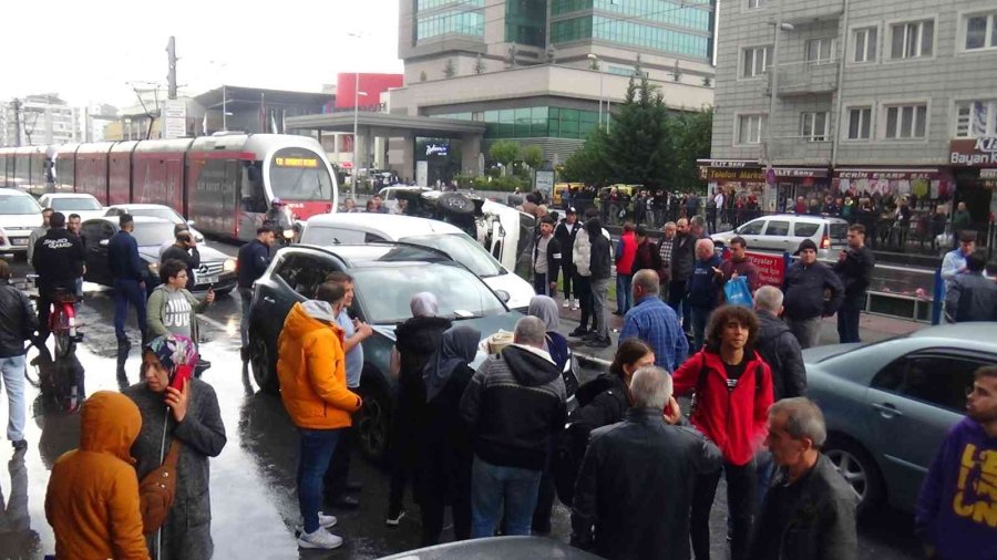 Devrilen Minibüsten Burunları Kanamadan Çıktılar