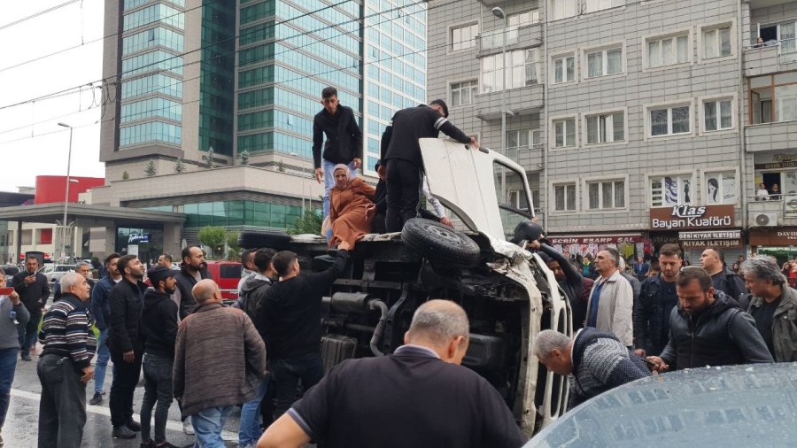 Devrilen Minibüsten Burunları Kanamadan Çıktılar