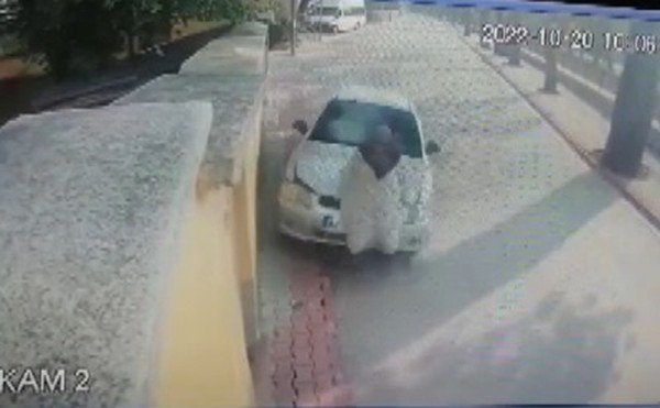 Evine Giden Yaşlı Kadını Kontrolden Çıkan Otomobil Ezdi