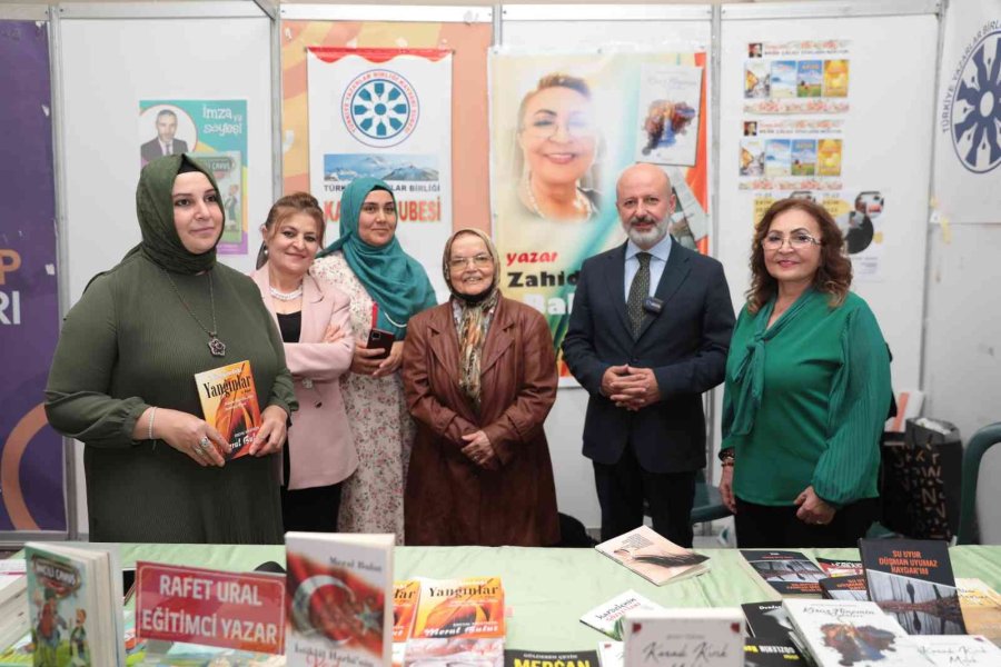 Başkan Çolakbayrakdar Kitap Fuarı’nda Şiir Okudu