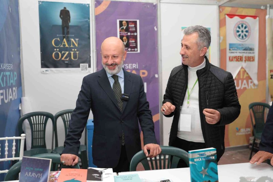 Başkan Çolakbayrakdar Kitap Fuarı’nda Şiir Okudu