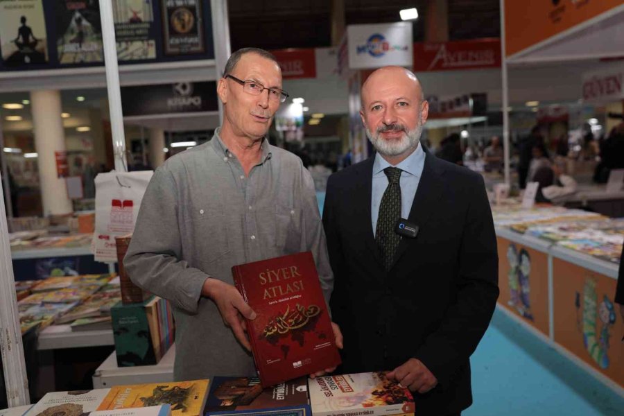 Başkan Çolakbayrakdar Kitap Fuarı’nda Şiir Okudu