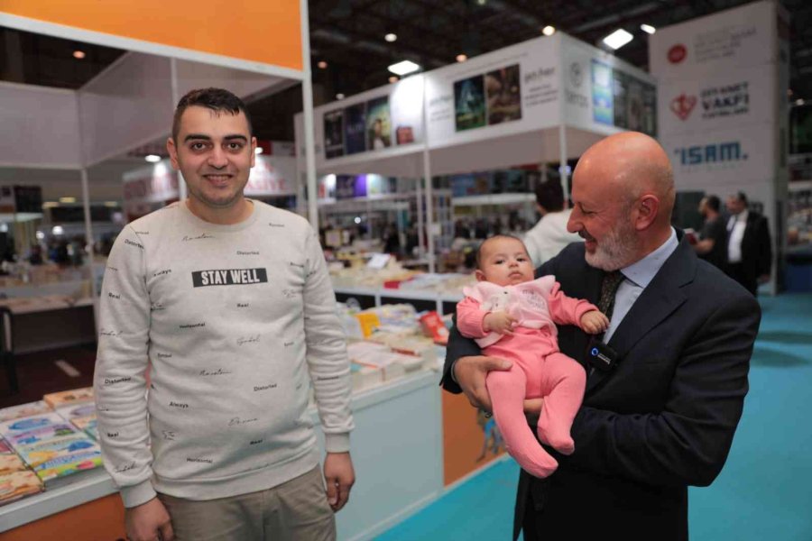 Başkan Çolakbayrakdar Kitap Fuarı’nda Şiir Okudu