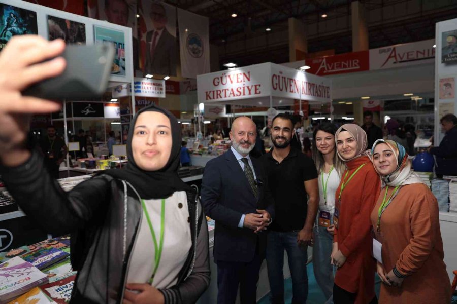 Başkan Çolakbayrakdar Kitap Fuarı’nda Şiir Okudu