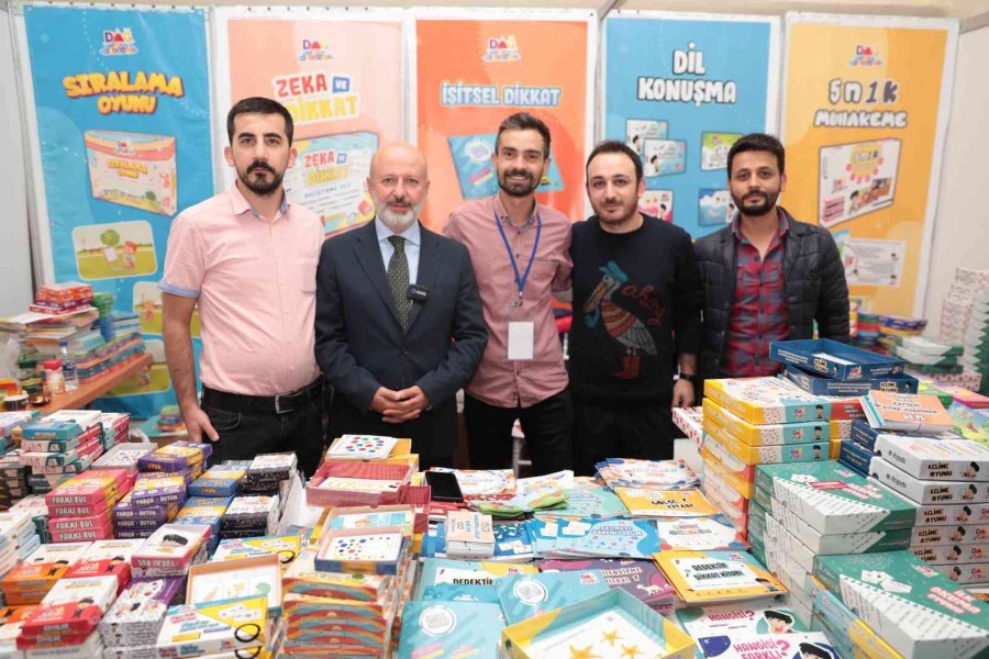 Başkan Çolakbayrakdar Kitap Fuarı’nda Şiir Okudu