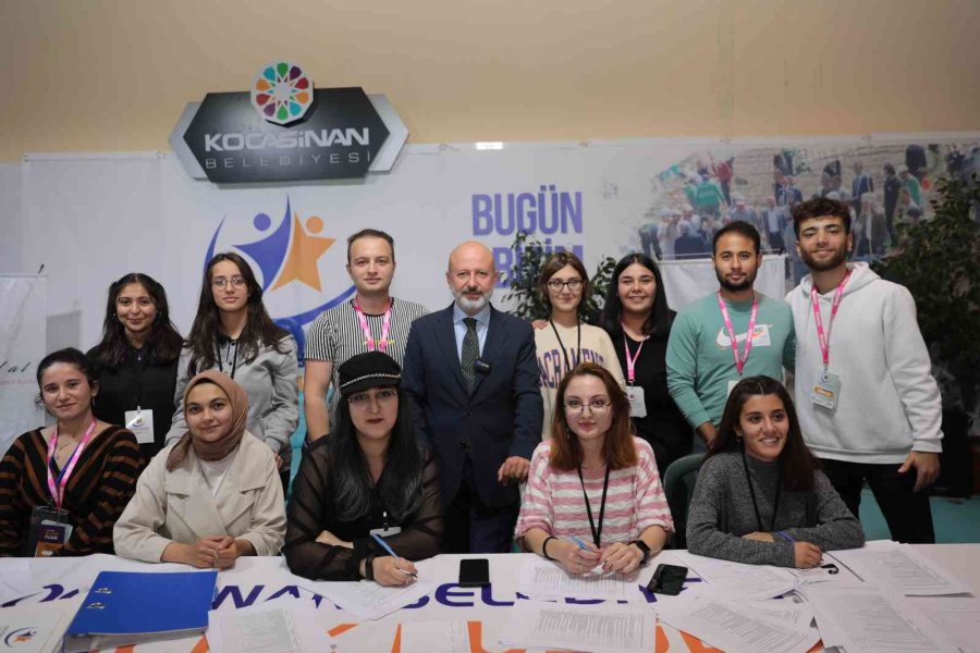 Başkan Çolakbayrakdar Kitap Fuarı’nda Şiir Okudu