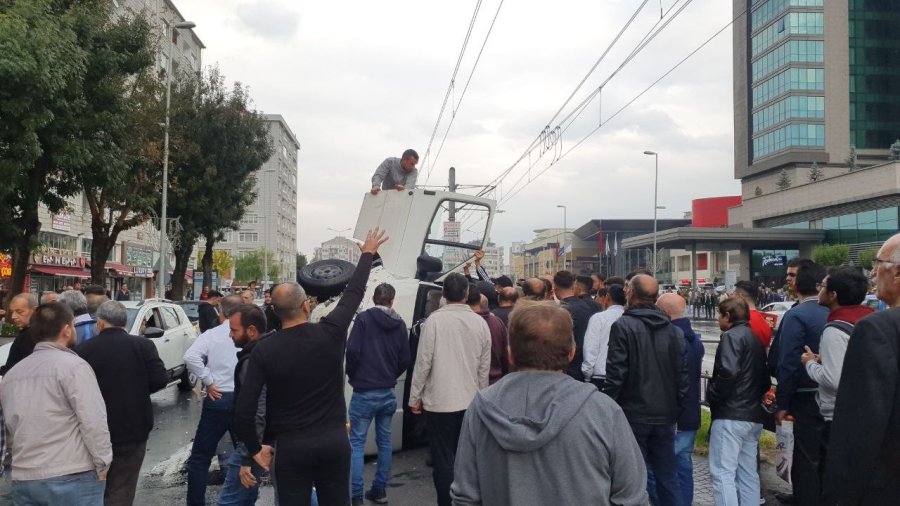 Devrilen Minibüsten Burunları Kanamadan Çıktılar