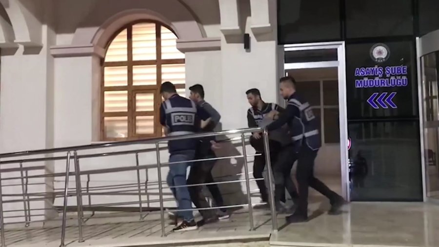 Çaldıkları Kamyoneti Parçalatamadan Yakalandılar