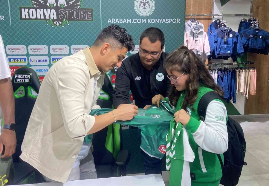 Konyasporlu Futbolcular İmza Gününde Taraftarlarla Buluştu