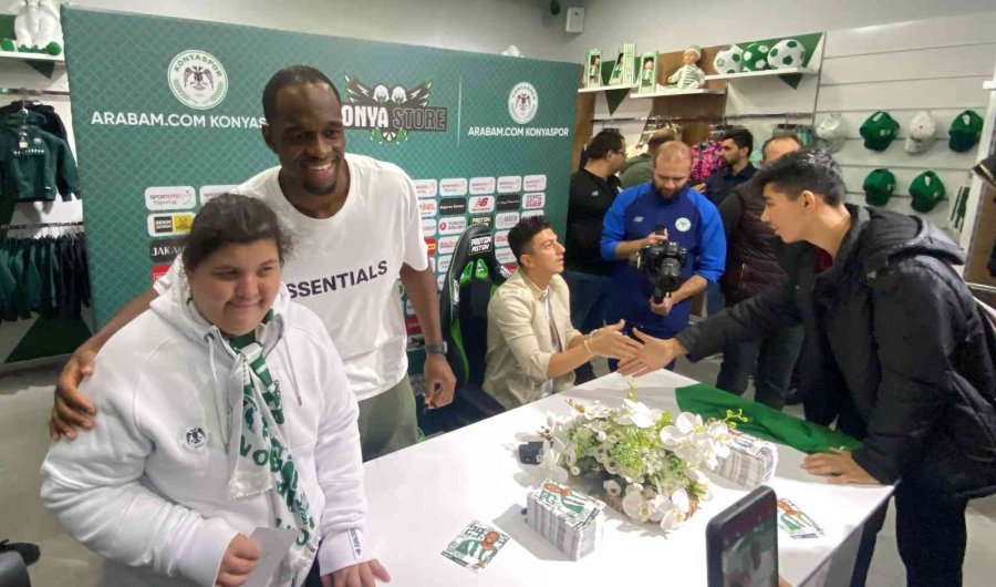 Konyasporlu Futbolcular İmza Gününde Taraftarlarla Buluştu