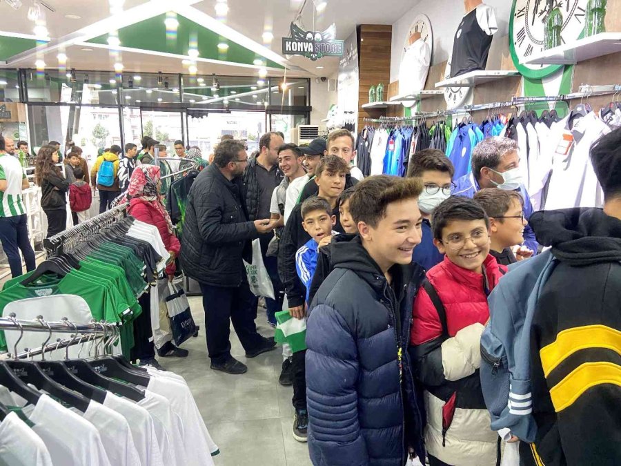 Konyasporlu Futbolcular İmza Gününde Taraftarlarla Buluştu