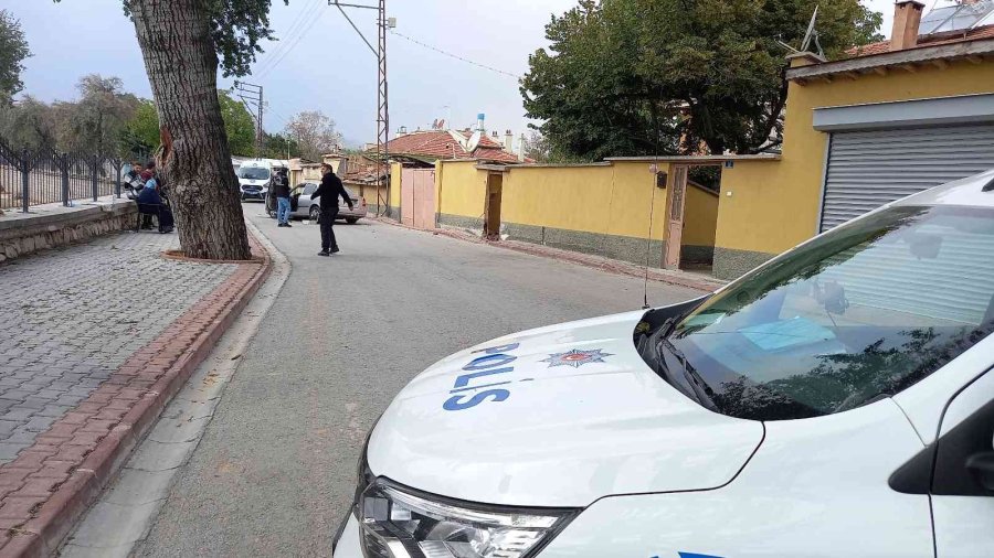 Evine Giden Yaşlı Kadını Kontrolden Çıkan Otomobil Ezdi