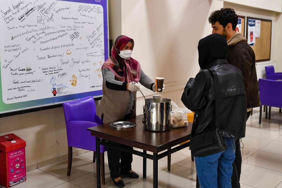 Tepebaşı Belediyesi’nden Öğrencilere Sıcak Çorba İkramı