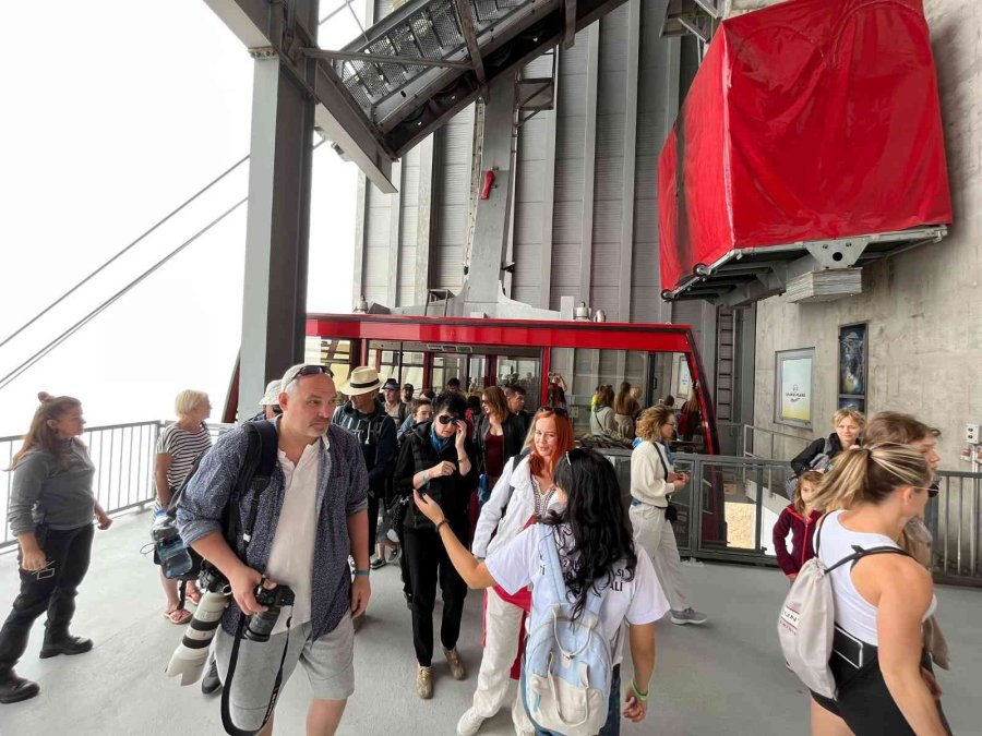 Kemer’de, Amatör Tiyatrocular Zirveye Çıktı