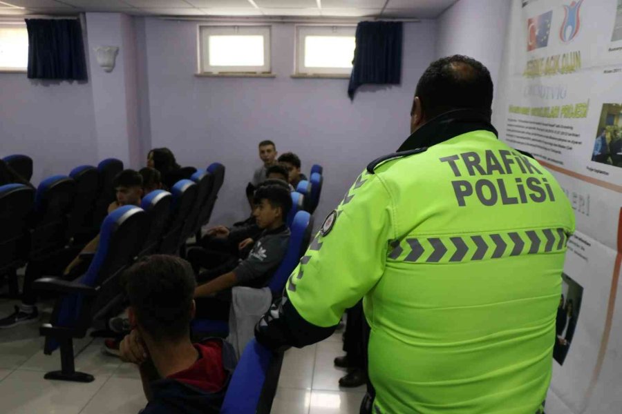 Aksaray Emniyeti 18 Okulda Bin 747 Öğrenciye Temel Trafik Eğitimi Verdi