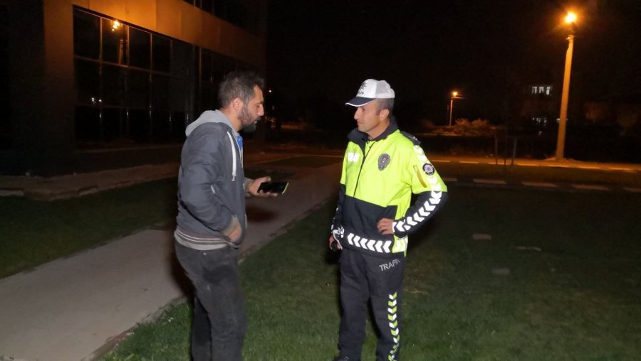 Alkollü Araç Kullanırken Kaza Yaptı, Önce Arabaya Yattı, Sonra Polise Ağladı