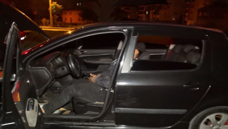 Alkollü Araç Kullanırken Kaza Yaptı, Önce Arabaya Yattı, Sonra Polise Ağladı