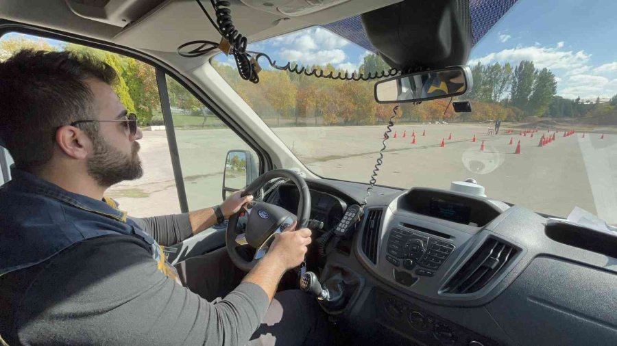 Türkiye’nin En Hızlı Ambulans Şoförleri Bu Eğitimlerle Yetişiyor