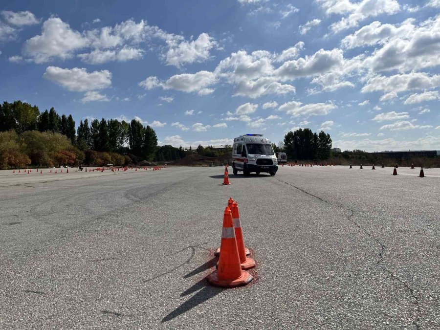 Türkiye’nin En Hızlı Ambulans Şoförleri Bu Eğitimlerle Yetişiyor