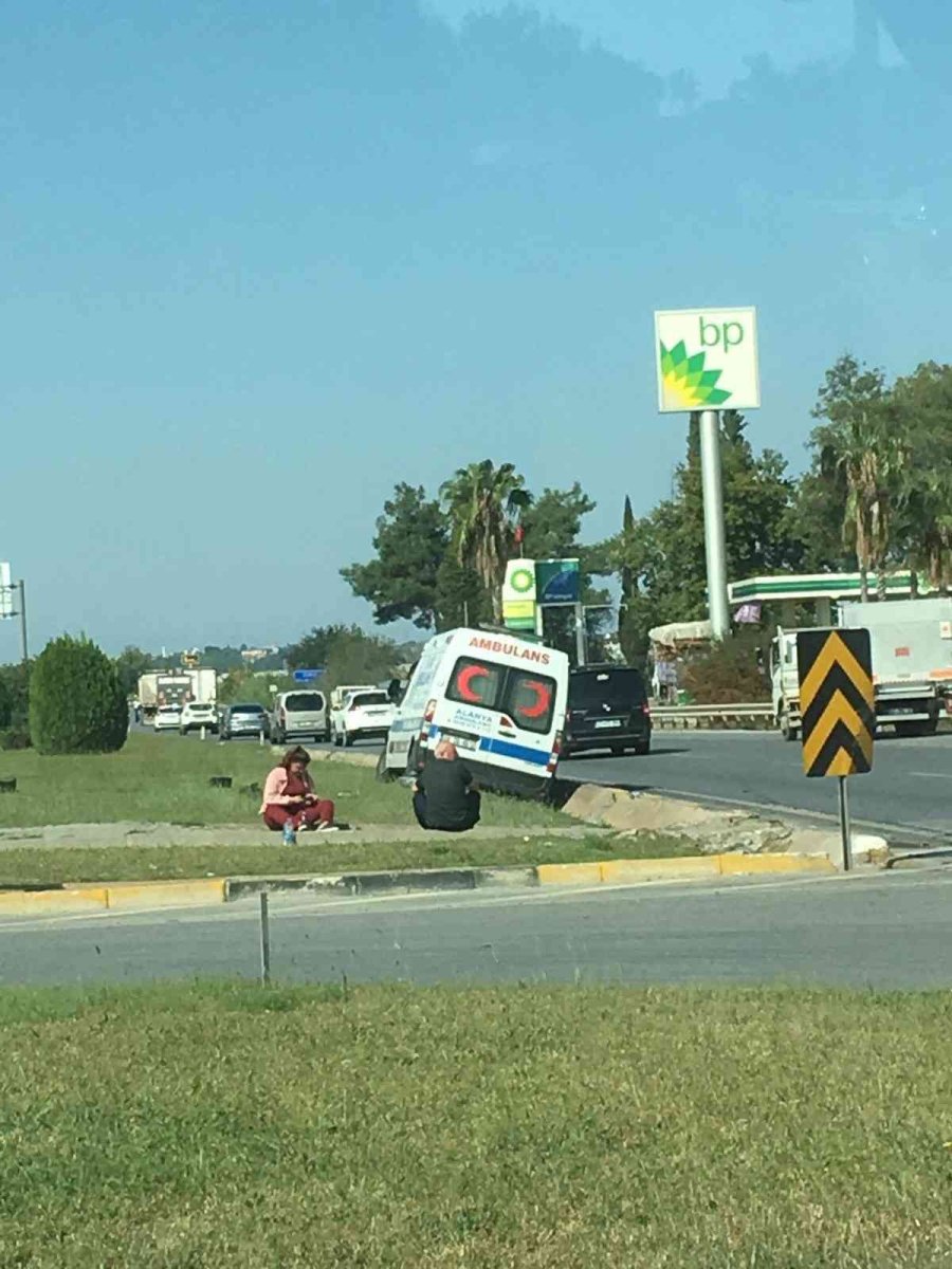 Hasta Taşıyan Ambulans İle Otomobil Çarpıştı: 1 Yaralı