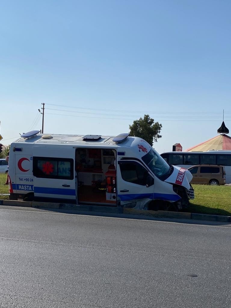Hasta Taşıyan Ambulans İle Otomobil Çarpıştı: 1 Yaralı