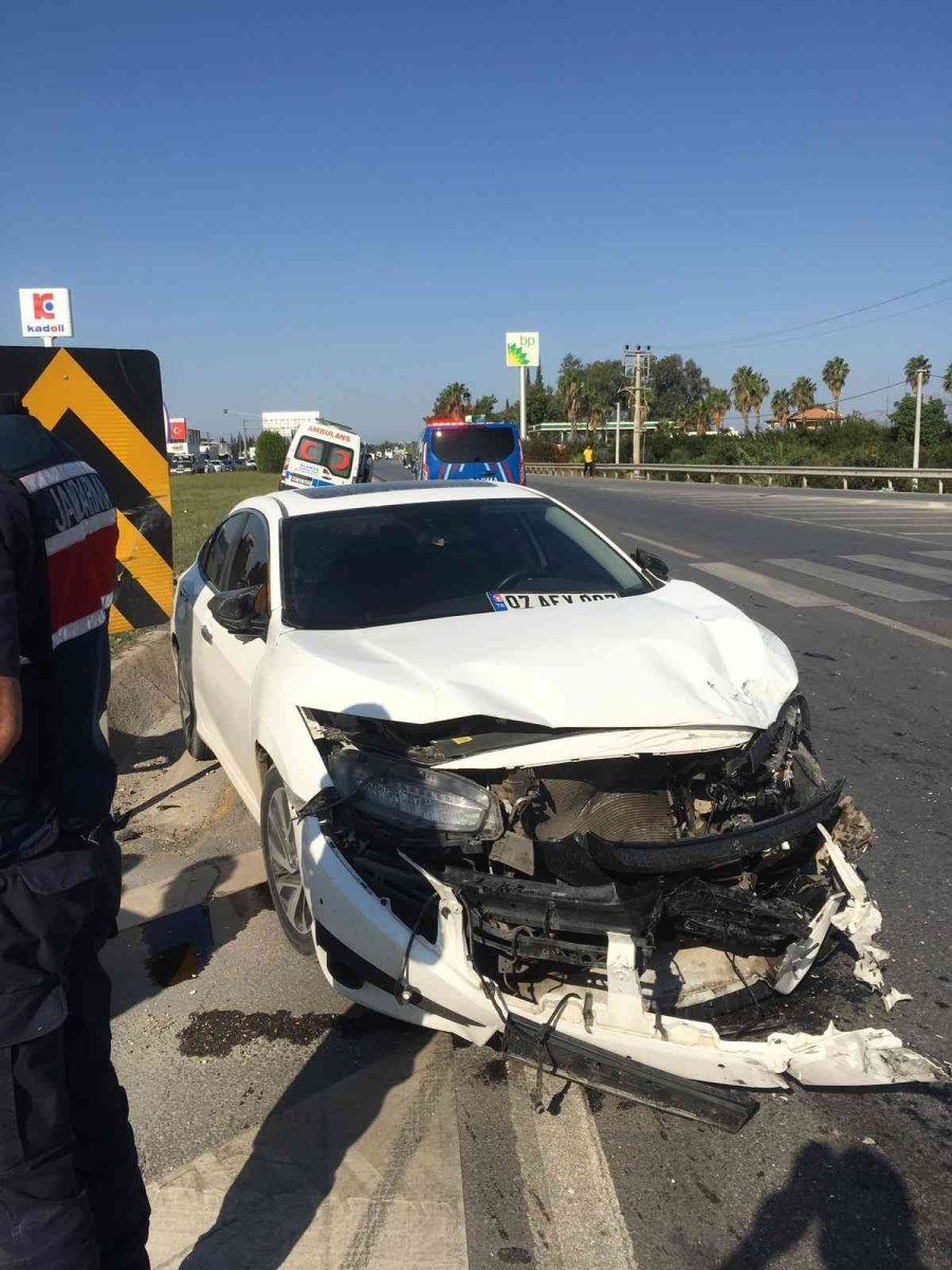 Hasta Taşıyan Ambulans İle Otomobil Çarpıştı: 1 Yaralı
