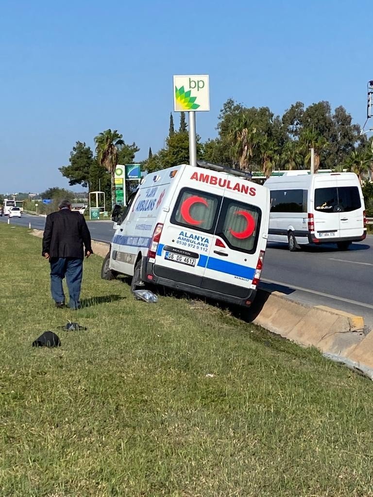 Hasta Taşıyan Ambulans İle Otomobil Çarpıştı: 1 Yaralı