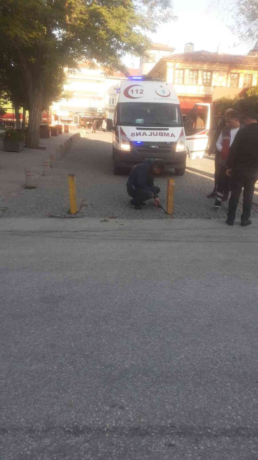 Dubaları Aşamayan Ambulans Kaldırımı Kullandı