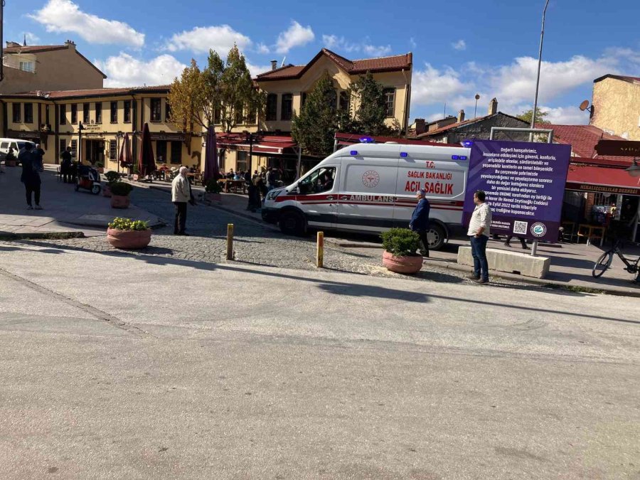 Dubaları Aşamayan Ambulans Kaldırımı Kullandı