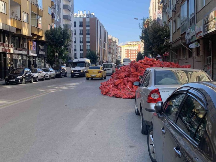 Sokağa Yığılan Kömür Torbaları Trafikte Tehlike Oluşturdu
