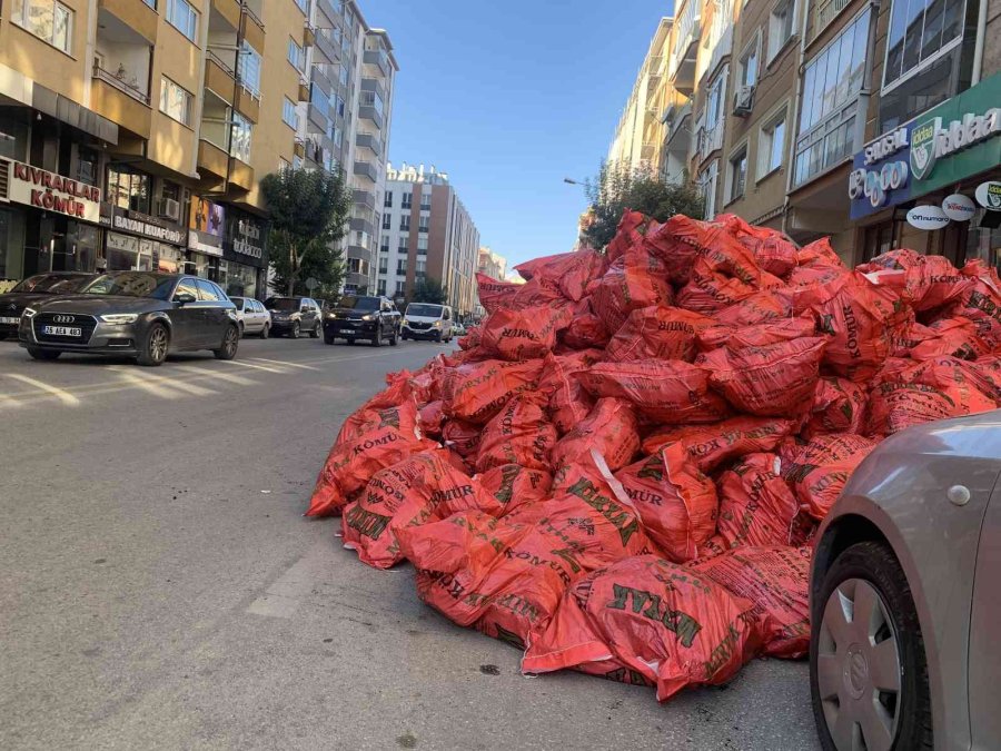 Sokağa Yığılan Kömür Torbaları Trafikte Tehlike Oluşturdu