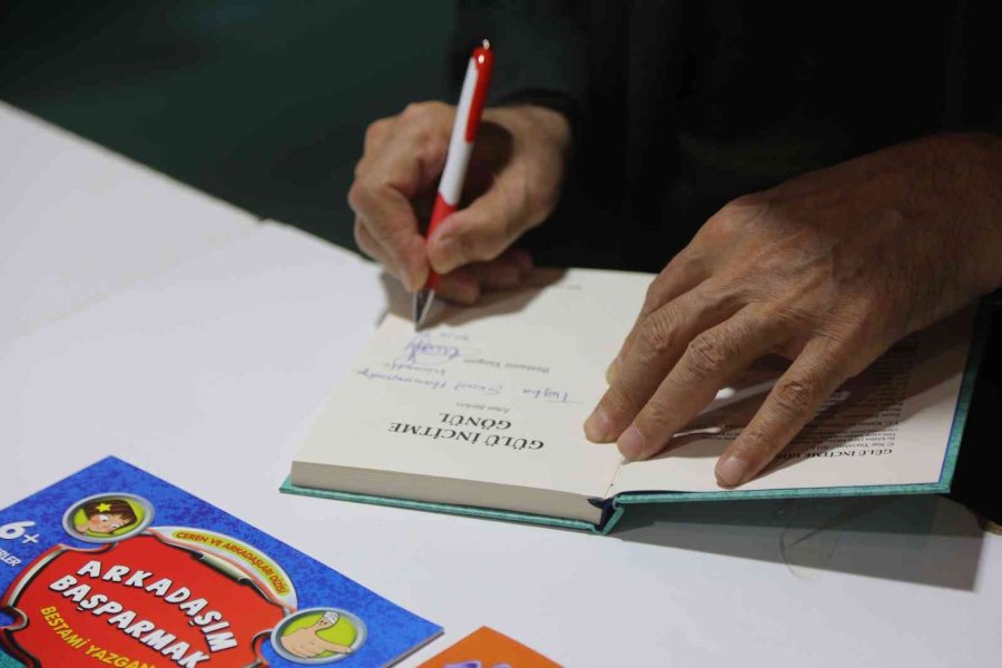 Yazarlardan Kitap Fuarına Övgü: “en İyi Fuarlardan Bir Tanesi”