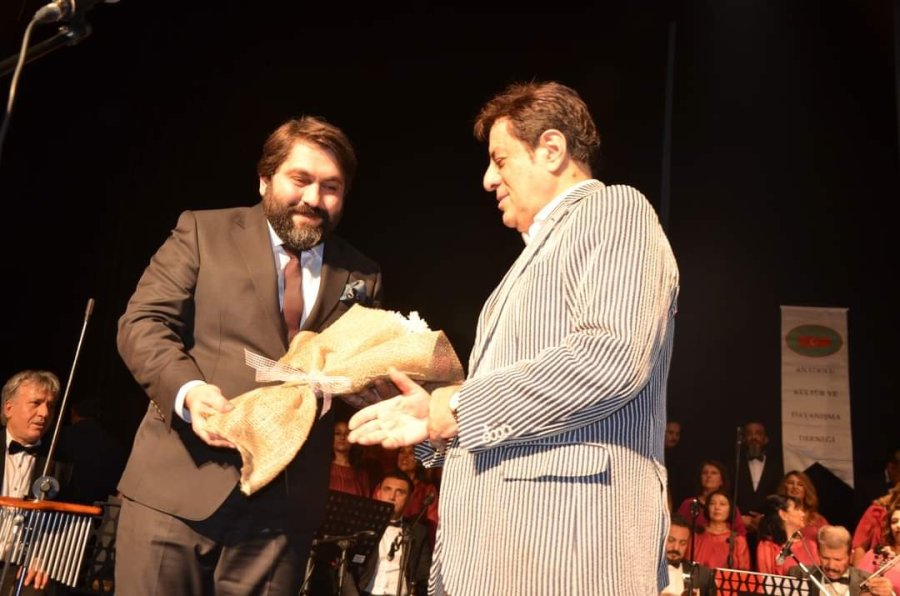 Eskişehir’de Ünlü Sanatçı Coşkun Sabah’ın Konserine Yoğun İlgi