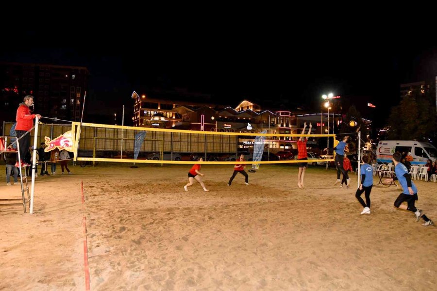 Plaj Voleybolunda Şampiyon “zeplin” Takımı Oldu