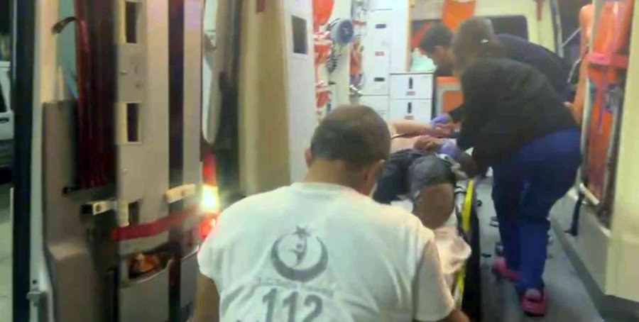 Antalya’da 4 Kişinin Saldırısında Bıçakla Yaralanan Genç Benzinliğe Sığındı