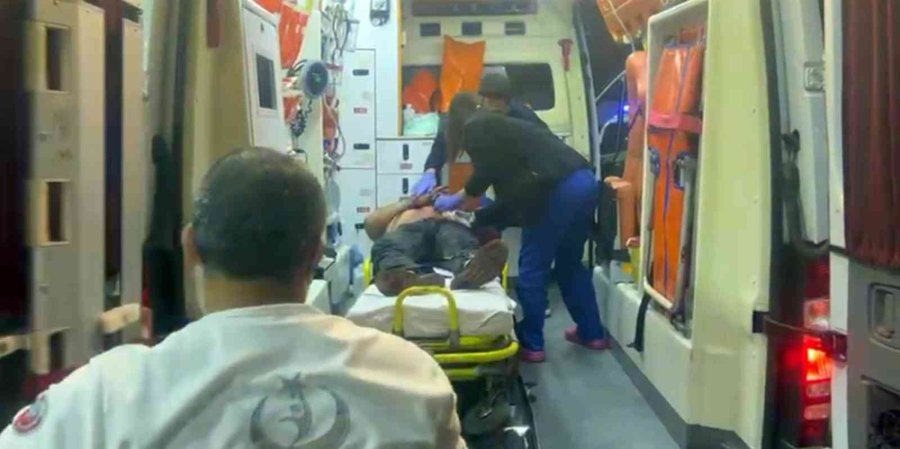 Antalya’da 4 Kişinin Saldırısında Bıçakla Yaralanan Genç Benzinliğe Sığındı