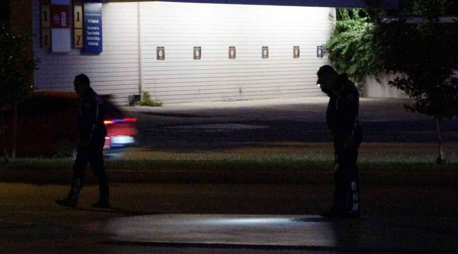 Antalya’da 4 Kişinin Saldırısında Bıçakla Yaralanan Genç Benzinliğe Sığındı