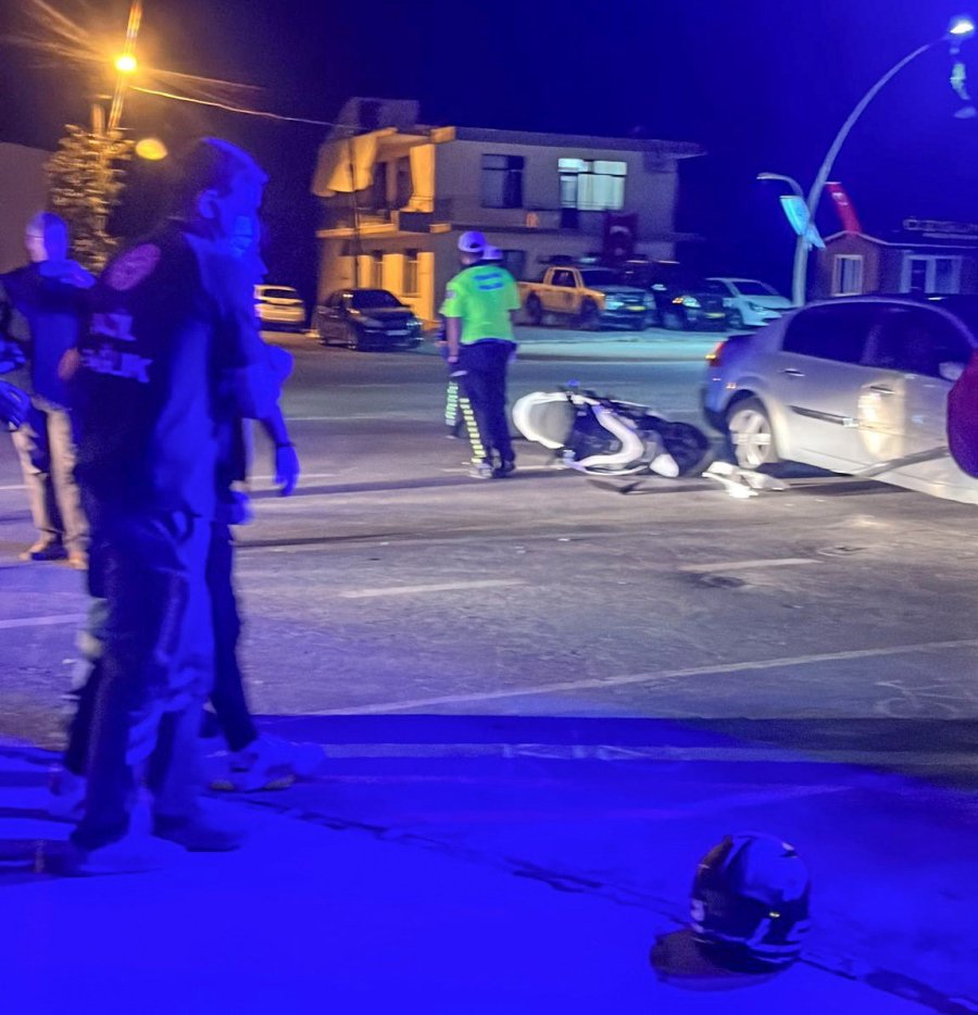 Otomobille Motosiklet Çarpıştı: 2 Yaralı