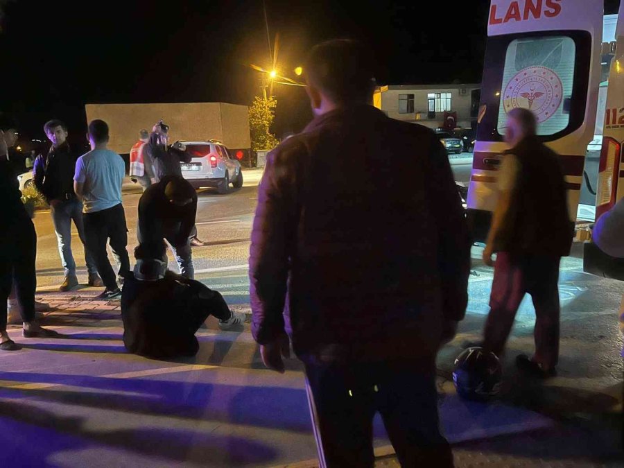 Otomobille Motosiklet Çarpıştı: 2 Yaralı